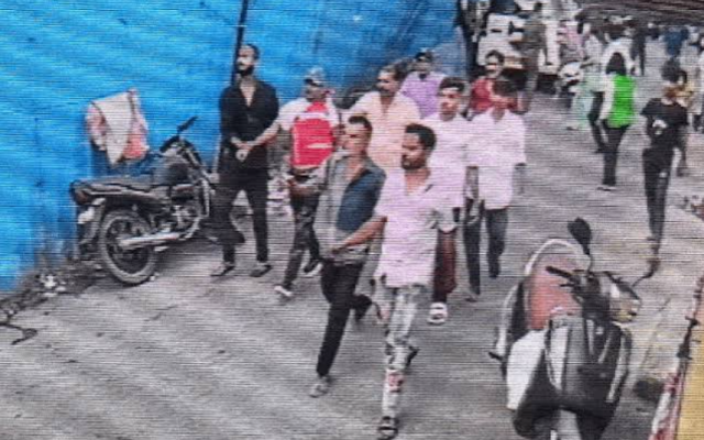 Bhopal Crime: भोपाल में चेन झपटकर भाग रहे तीन बदमाश 43 सेकंड में पकड़े गए, कारोबारी ने दिखाई हिम्मत; CCTV में कैद घटना